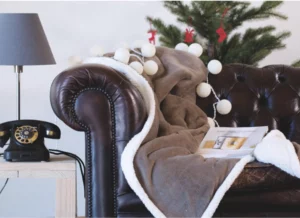 koc-polarowy-świąteczny-z-logo-różne-kolory-z-podszewką-szerpa